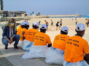 צוות ניקיון לבושים בחולצות ממותגות