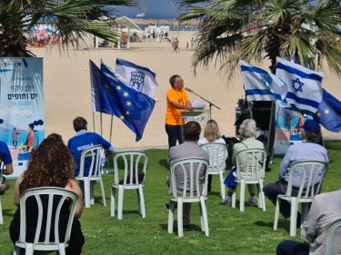 ראש העיר נואם בחוף הים