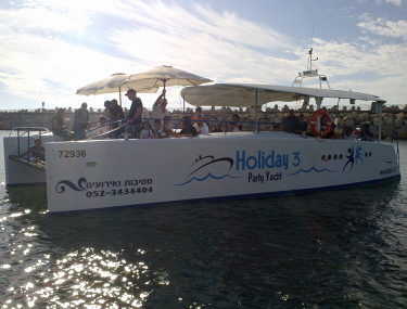 אנשים שטים ביאכטה בנה שמיועדת מסיבות ואירועים