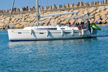 יאכטה לבנה עם אנשים עליה שטה בים