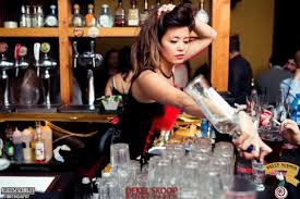 דולי פרטון - ברמנית מוזגת משקה