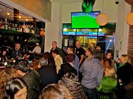 אנשים מבלים בבר