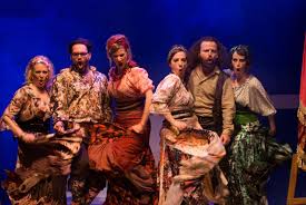 שחקנים במופע בהיכל בעיר