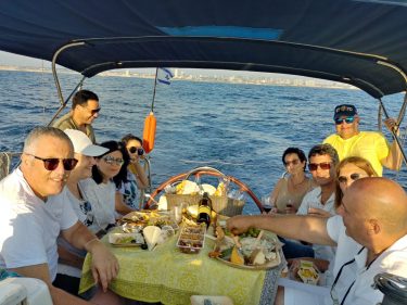 חברים מבלים ביאכטה בים עם כיבוד