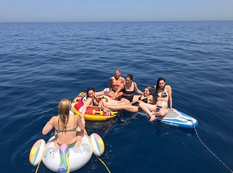 אנשים בים על גלשנים